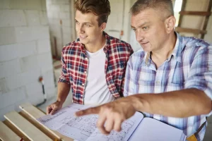 Maître d’œuvre à Lyon supervisant un chantier de rénovation
