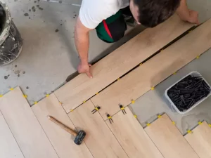 Installation de cloisons en placo dans une maison rénovée